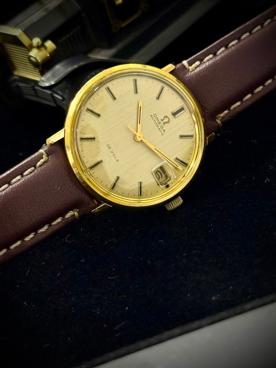 Omega De Ville Automatic — Gold — other view